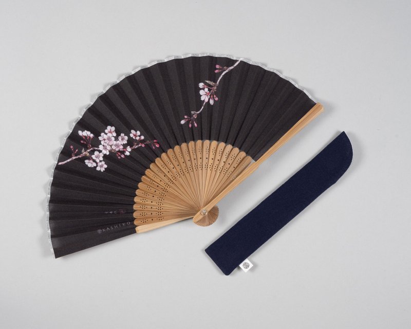 KASHIKO金泽九谷烧日本扇 – 樱花 / 柴田有希佳绘 附扇盒+外出袋 - 扇子 - 棉．麻 黑色