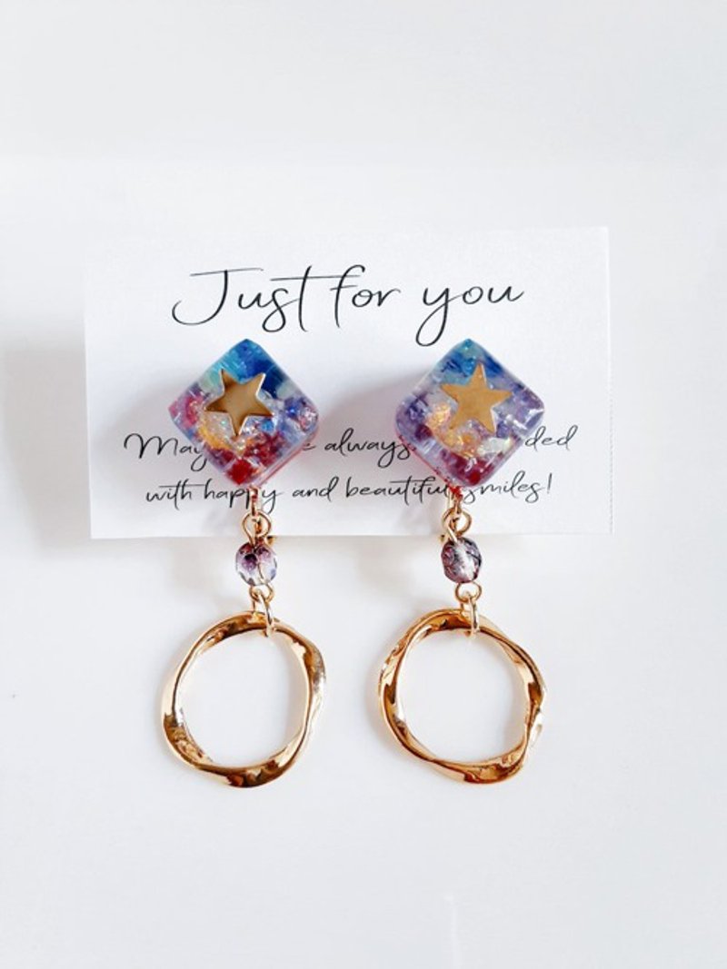 带装饰圈和立方体树脂部件的摇摆耳夹（梦幻粉红蓝） - 耳环/耳夹 - 塑料 