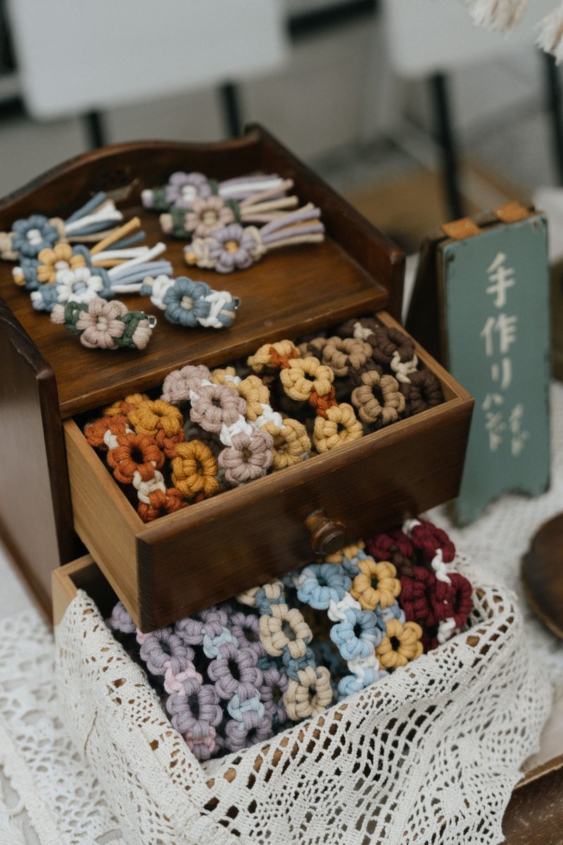 编织双色小花手腕练 - 钥匙链/钥匙包 - 棉 卡其色