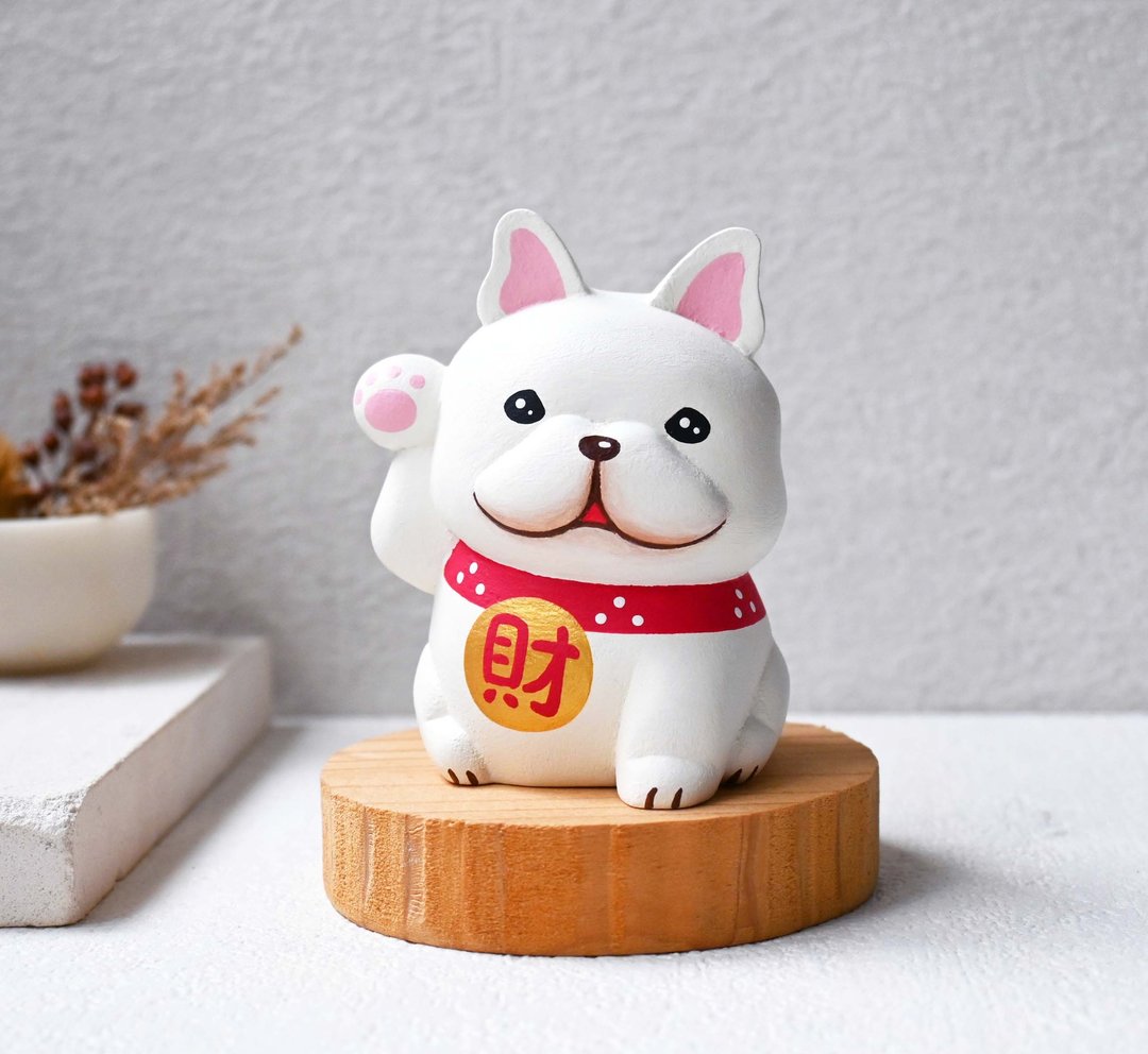 狗来富 招财法斗名片架 手工木制摆饰 疗愈小木雕公仔 招财猫 - 摆饰 - 木头 白色