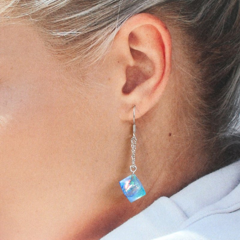 浪花 / 冰滴系列 / 垂坠式树脂耳环 / 单只 - 耳环/耳夹 - 树脂 蓝色