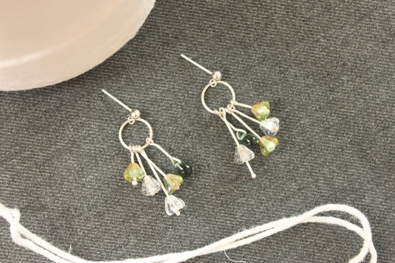 【铃兰花】捷克琉璃纯银耳针。设计师手作商品 - 耳环/耳夹 - 纯银 绿色