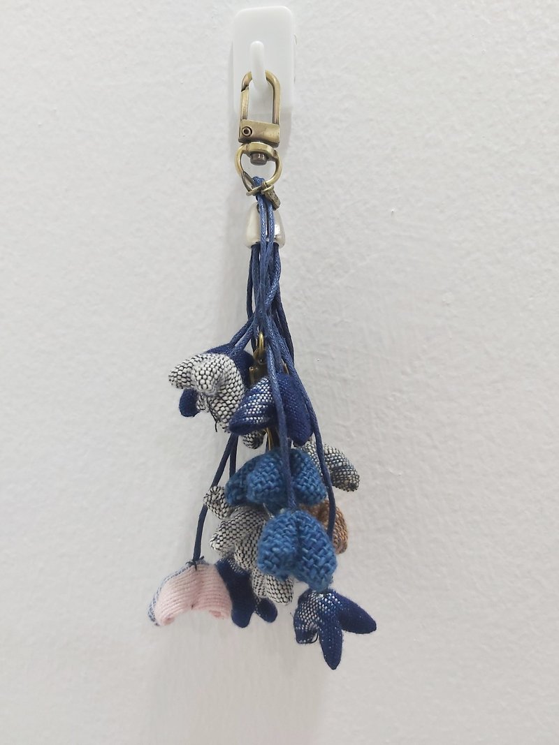 Flower Key Chain and Bag Charm Indigo flowers - 钥匙链/钥匙包 - 棉．麻 蓝色