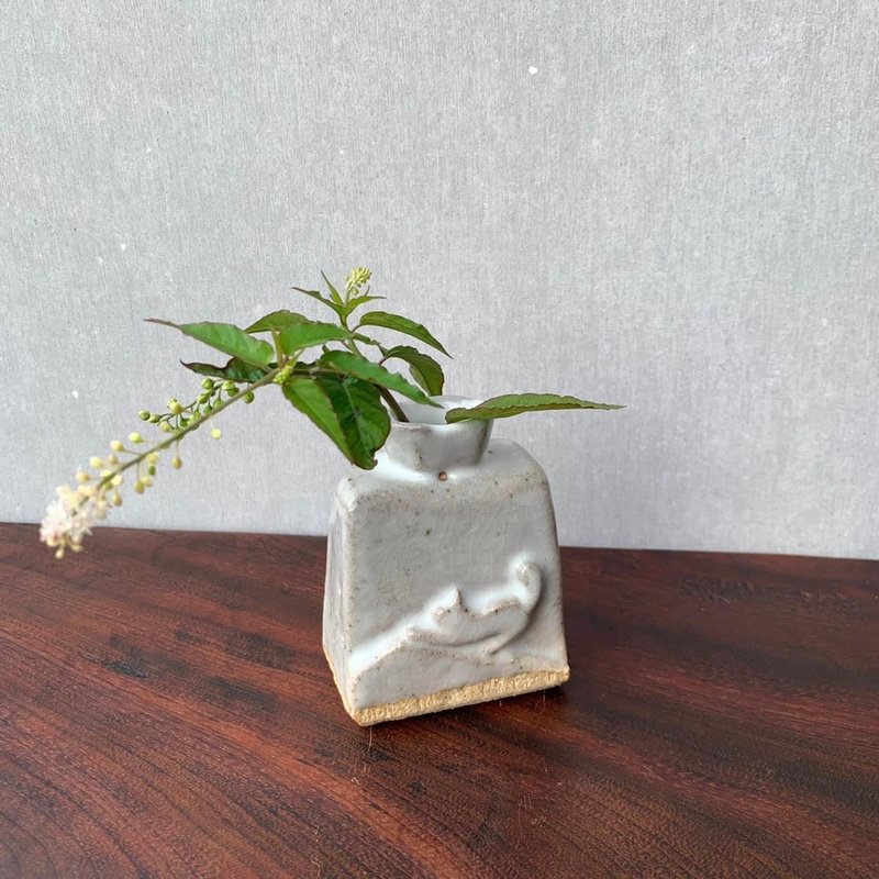 山坡上抓抓 / 扁花器 / 陶 - 花瓶/陶器 - 陶 白色