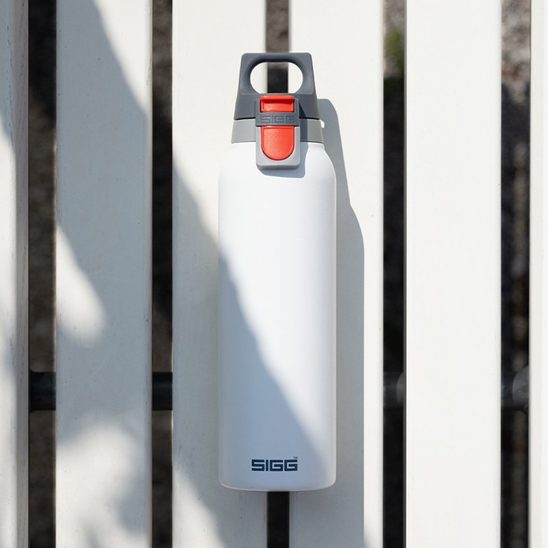 瑞士百年 SIGG 弹盖轻量保温瓶  550ml - 纯雪 - 保温瓶/保温杯 - 不锈钢 白色