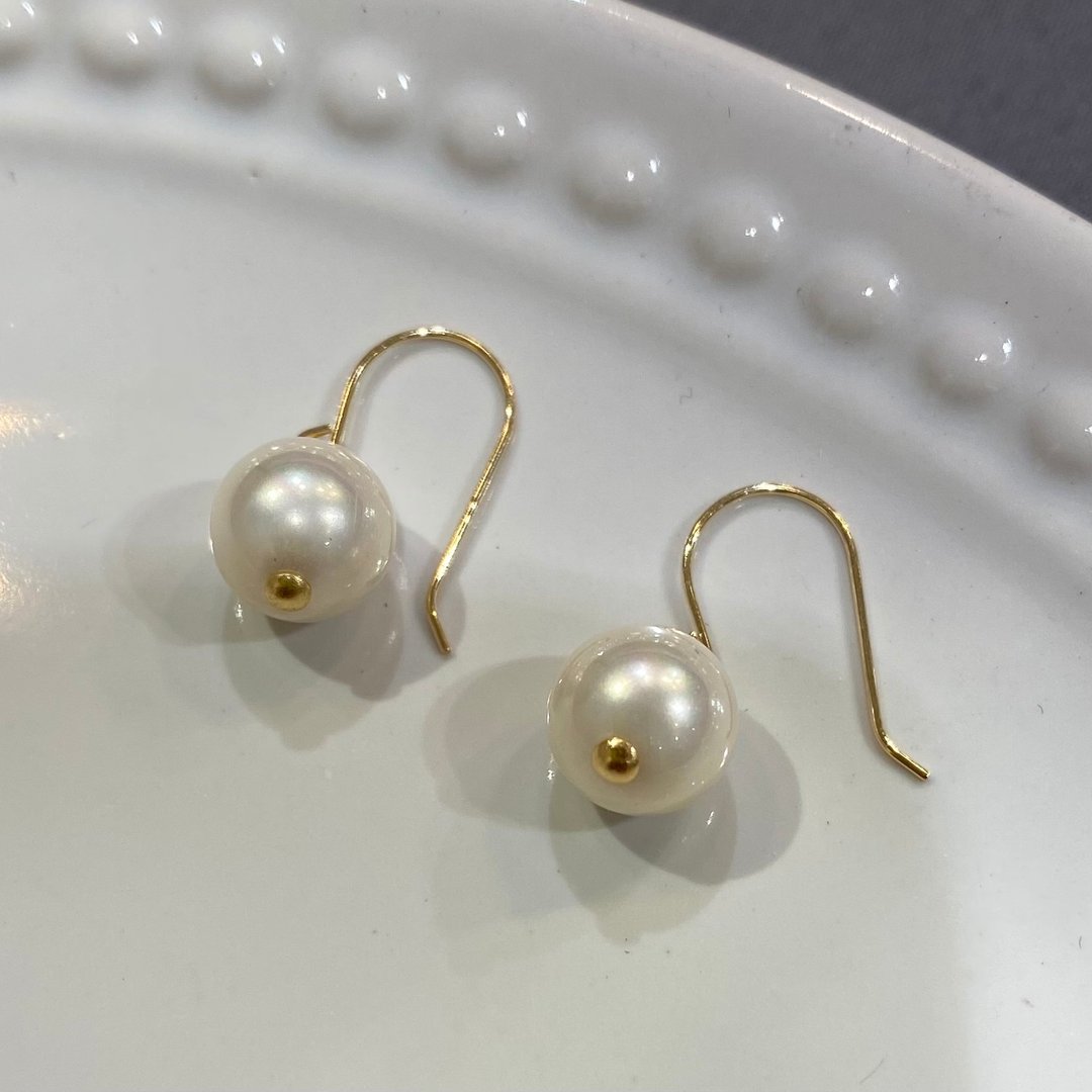 【K18 黄金 F/水漾珍珠】18K 8mm 泉州贝珠 钩式耳环 18KP10 六月诞生石 【实金】 - 耳环/耳夹 - 其他金属 白色