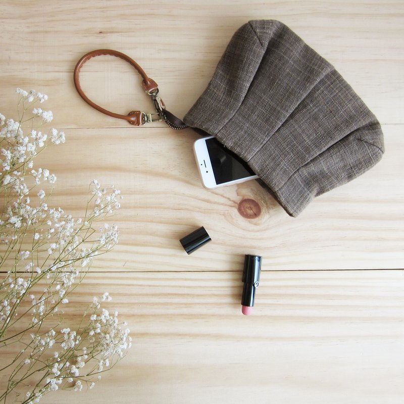 手工棉制可爱手拿包-天然植物染-深棕色 - 手拿包 - 棉．麻 咖啡色