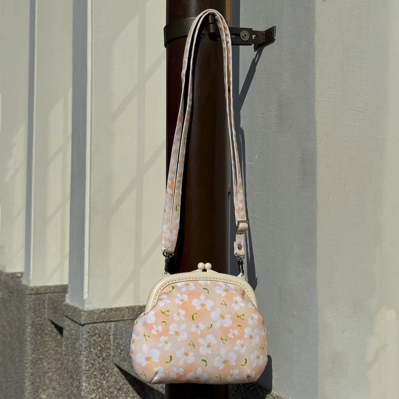 【巧妙艺手】 独家 蝴蝶兰(优雅粉色) 印花－侧背塑胶口金包 - 侧背包/斜挎包 - 棉．麻 粉红色