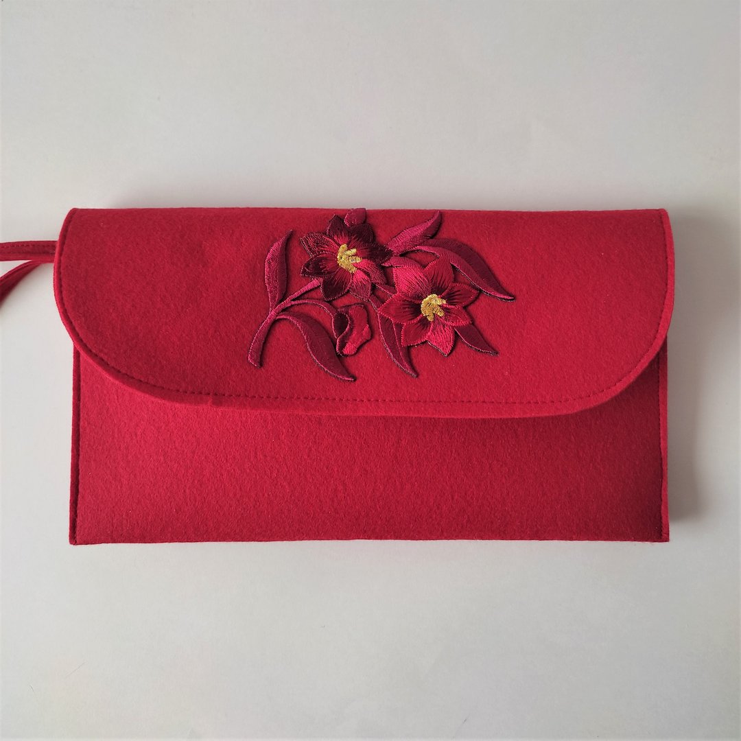 毛氈離合器 Handmade Felt Clutch Bag Red Small Bag Creative Floral Clutch Bag - 手拿包 - 其他人造纤维 红色