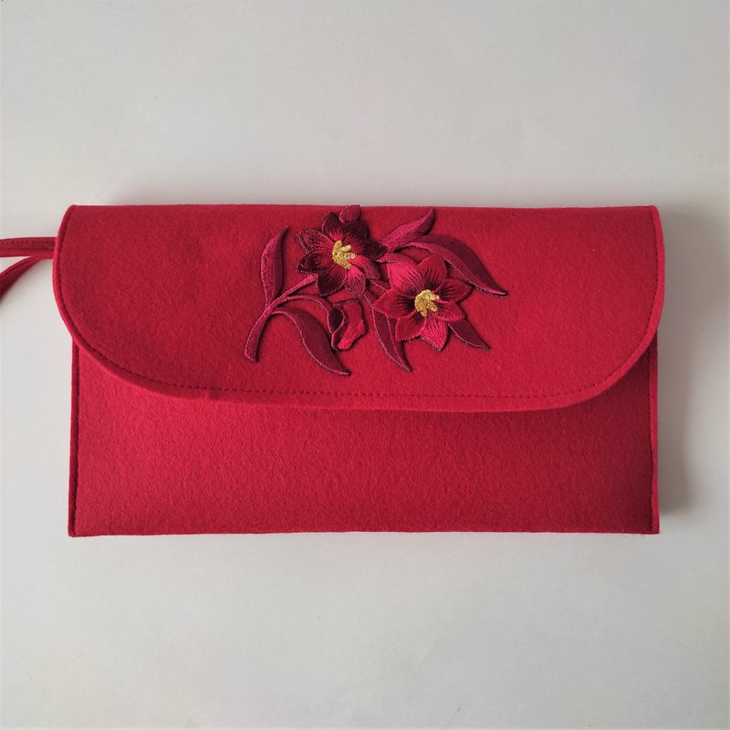 毛氈離合器 Handmade Felt Clutch Bag Red Small Bag Creative Floral Clutch Bag - 手拿包 - 其他人造纤维 红色