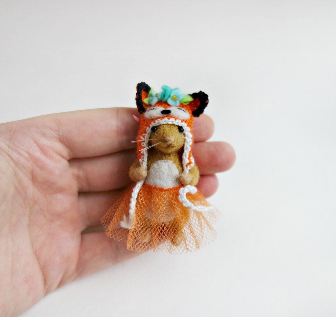 Needle felted mouse in a crochet fox hat - 摆饰 - 羊毛 多色