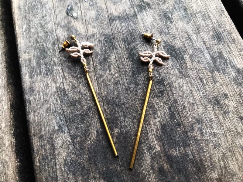 捻花惹草 小蕨叶黄铜耳环 - 耳环/耳夹 - 铜/黄铜 白色