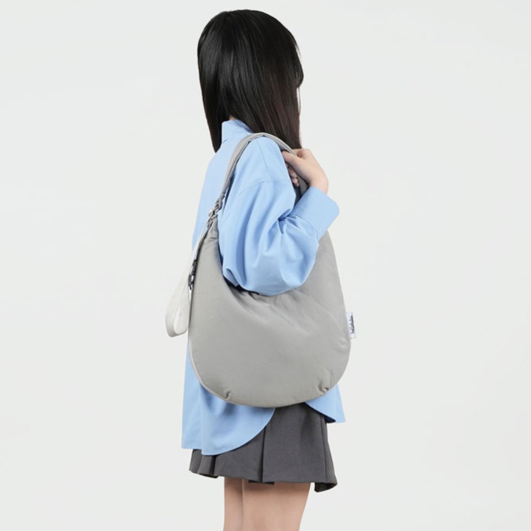 【SS26 全新 Wander 系列】ZION 可扩展半月包 斜背包 (中性灰) - 侧背包/斜挎包 - 环保材料 灰色