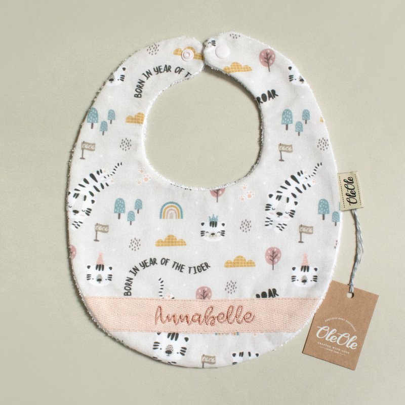 自家设计布料 虎年女宝宝 绣名 定制名字 围兜 口水巾 口水肩 - 围嘴/口水巾 - 棉．麻 多色