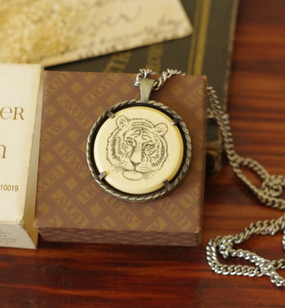 -古董AVON1979年 白面孟加拉老虎印花圆形项链 N471 - 项链 - 其他金属 银色