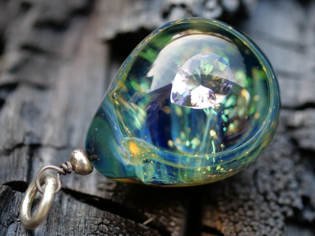 Forest power - glass pendant with a crystal inside - 项链 - 玻璃 绿色