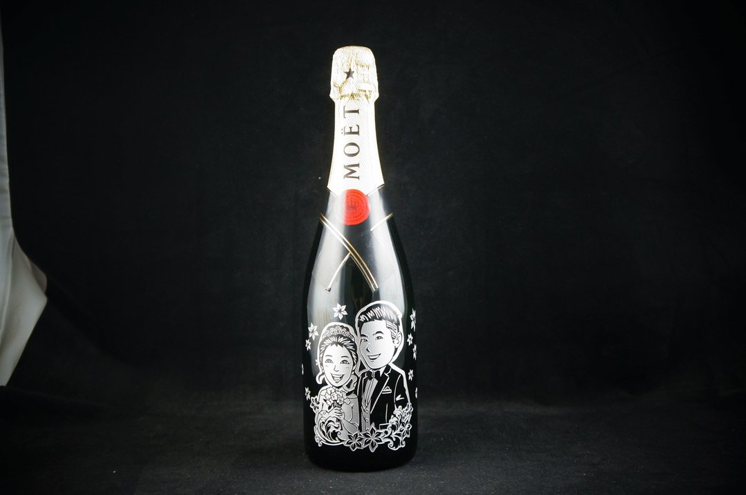 尊贵法国Moët 750cc【香港原创DYOW】结婚周年 礼物Wine Engraving 独特合并人像设计概念 写实Q版 人像配合图案文字 酒瓶 酒杯雕刻 一双一对 结婚 求婚礼物 夹送朋友礼物 - 订制画像 - 玻璃 