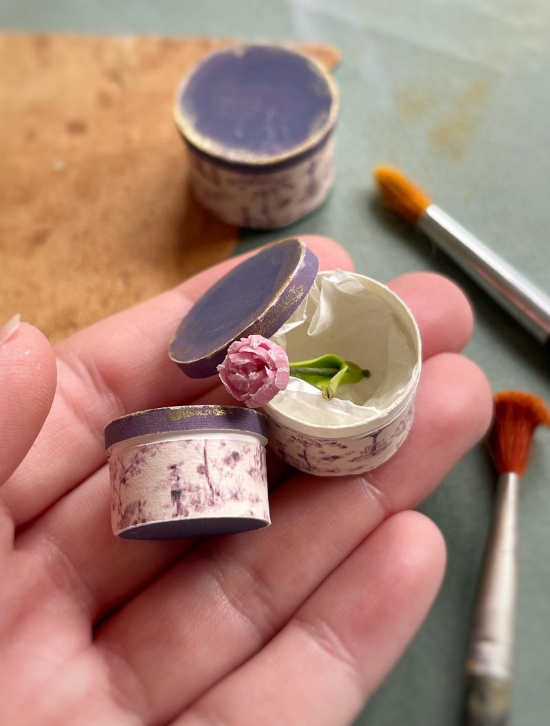 微型装饰、时尚杂志和一朵花的帽盒 - 玩偶/公仔 - 其他材质 多色