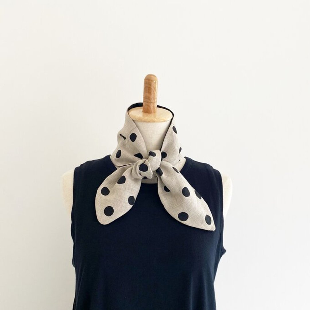 A summer scarf that can also be used as a turban Various uses Comes with a pocket for cooling agent to keep you cool Polka dot neck cooler Hair band Linen material - 丝巾 - 棉 白色