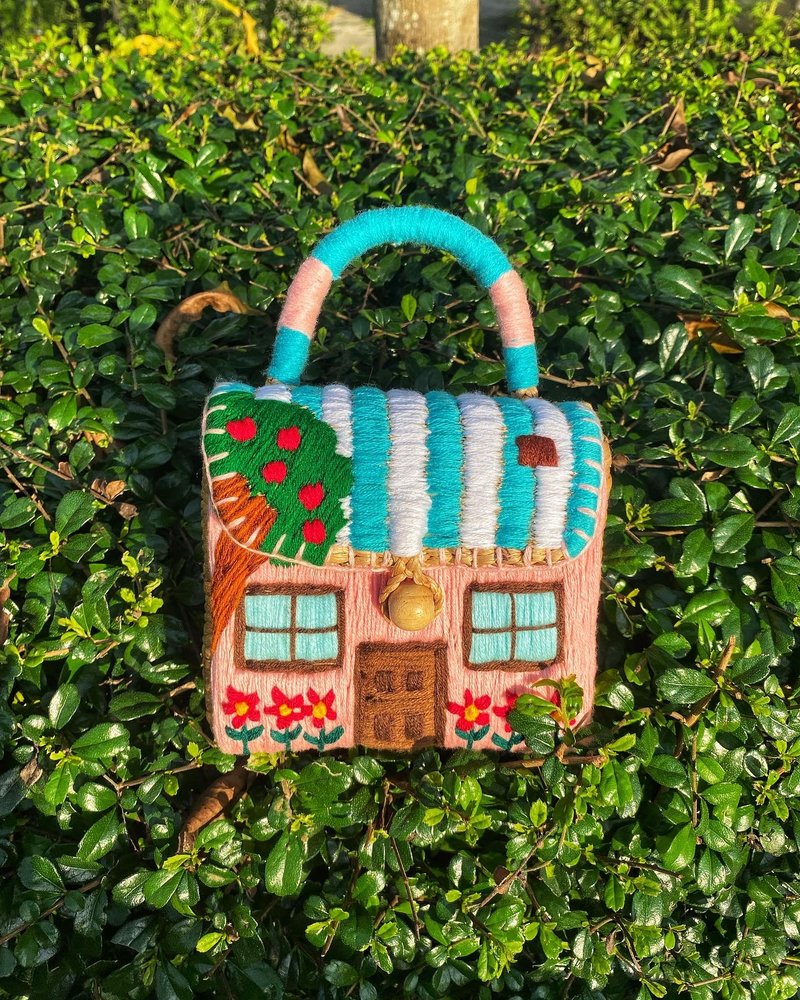Mini house hand-embroidered water hyacinth bag - 手提包/手提袋 - 颜料 