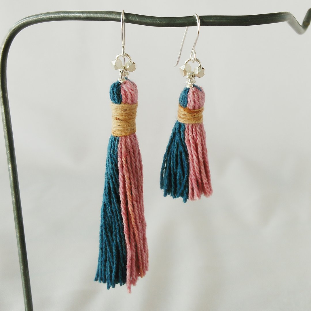 Karen silver & tassel earrings / indigo pink / grass dyed thread - 耳环/耳夹 - 银 粉红色