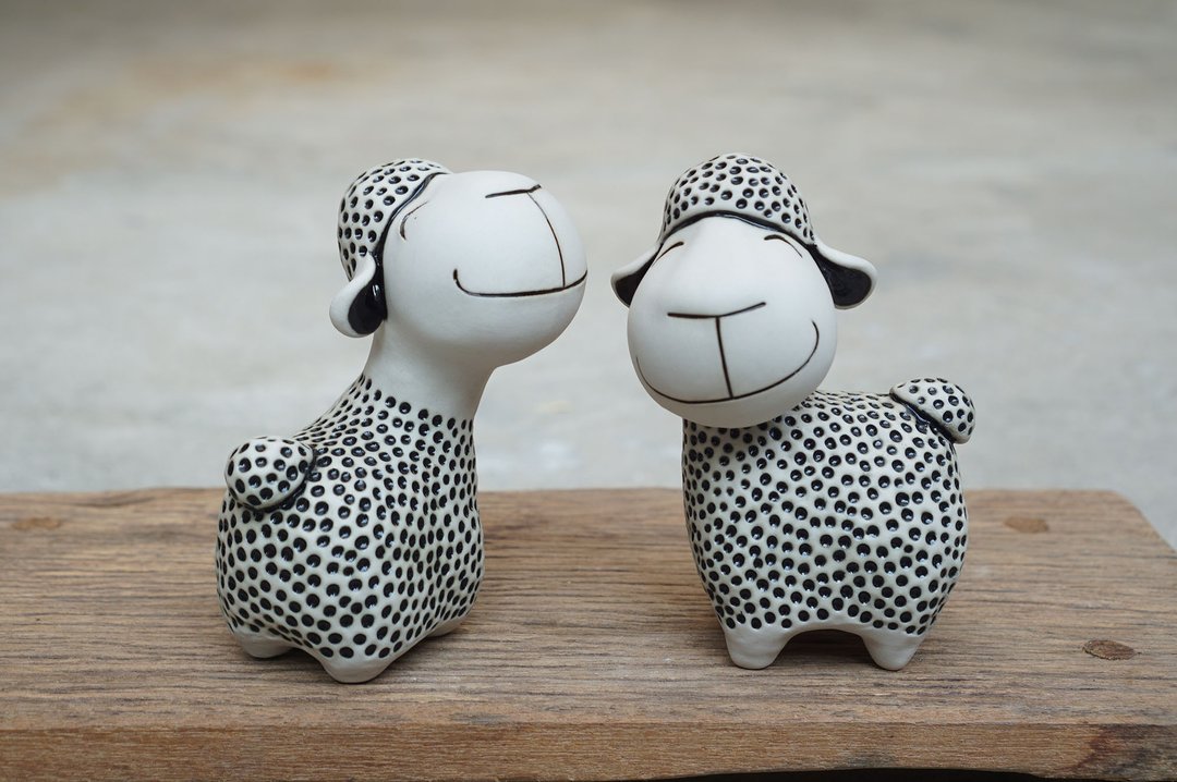 Smiling Sheep, Super Cute sheep Couple sheep, Ceramic Sheep ornament - 花瓶/陶器 - 瓷 黑色