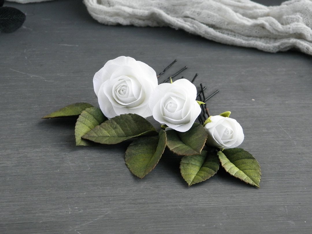 Flower hair pins White roses Bridal hair pin Wedding hair piece Bridal headpiece - 发饰 - 其他材质 白色