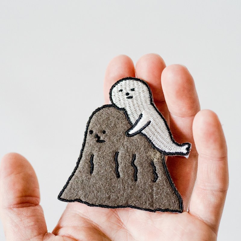 没出息的海豹 / 绣绣胸章 - 胸针 - 绣线 咖啡色