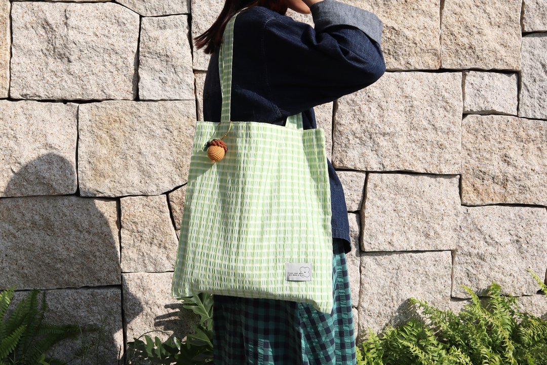 格子泡泡布 TOTE BAG 手勾橡树果吊饰 绿格 托特包 - 侧背包/斜挎包 - 棉 绿色