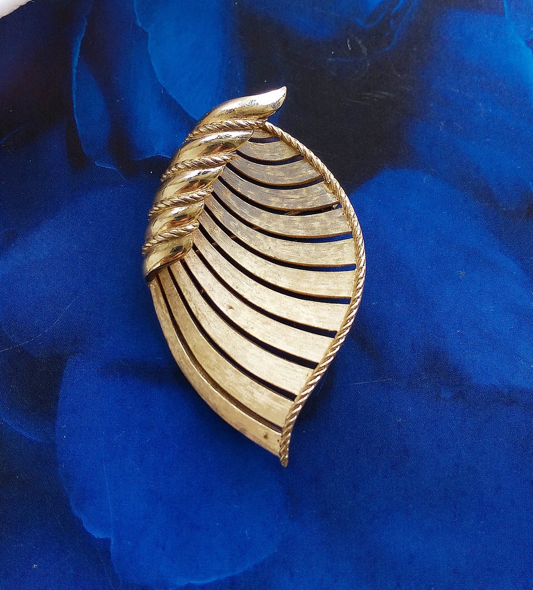 Vintage Jewelry 西洋古董饰品 TRIFARI 金色调 卷叶刷纹 别针 - 徽章/别针 - 其他金属 金色