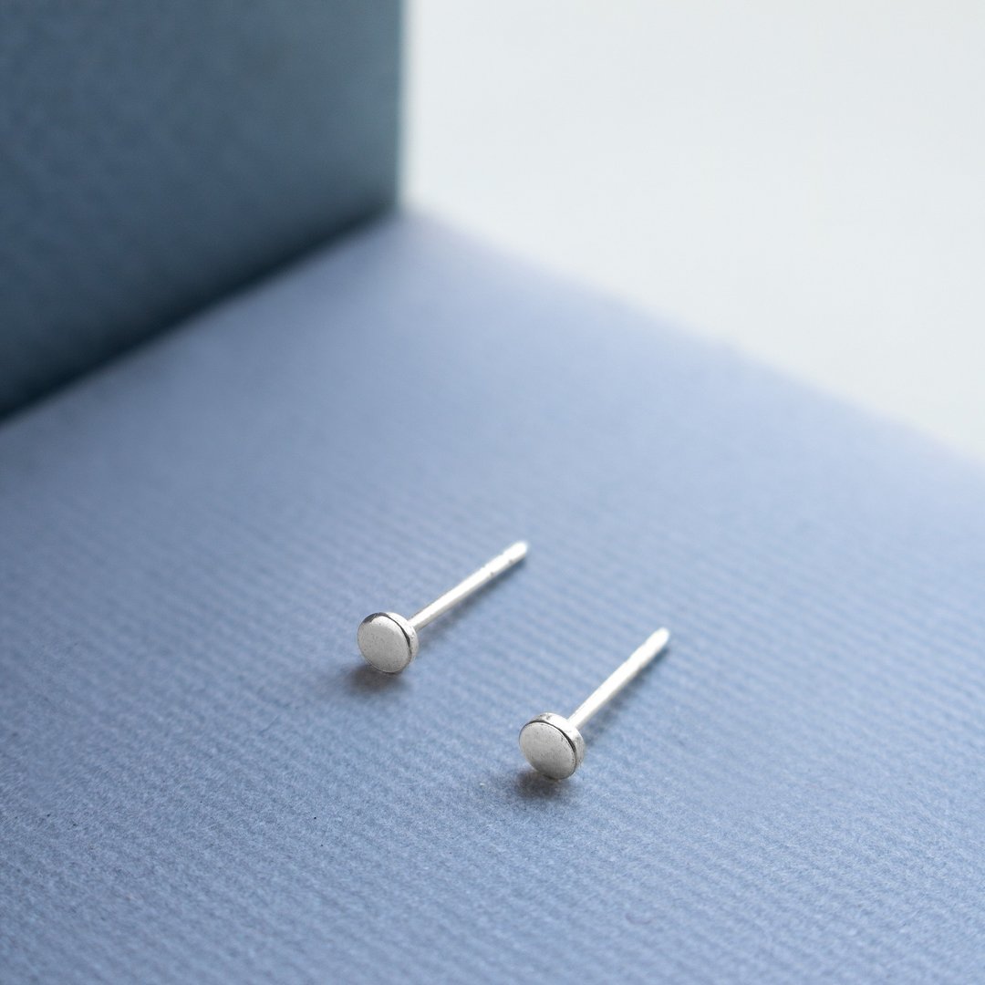 3 mm Tiny Circle Stud Earrings 925 Sterling Silver Minimal Earrings - 耳环/耳夹 - 纯银 