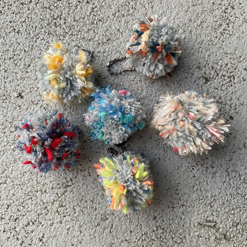 奔驰灰缤纷手作毛球吊饰/包包吊饰挂饰/约4~5厘米 - 吊饰 - 棉．麻 灰色