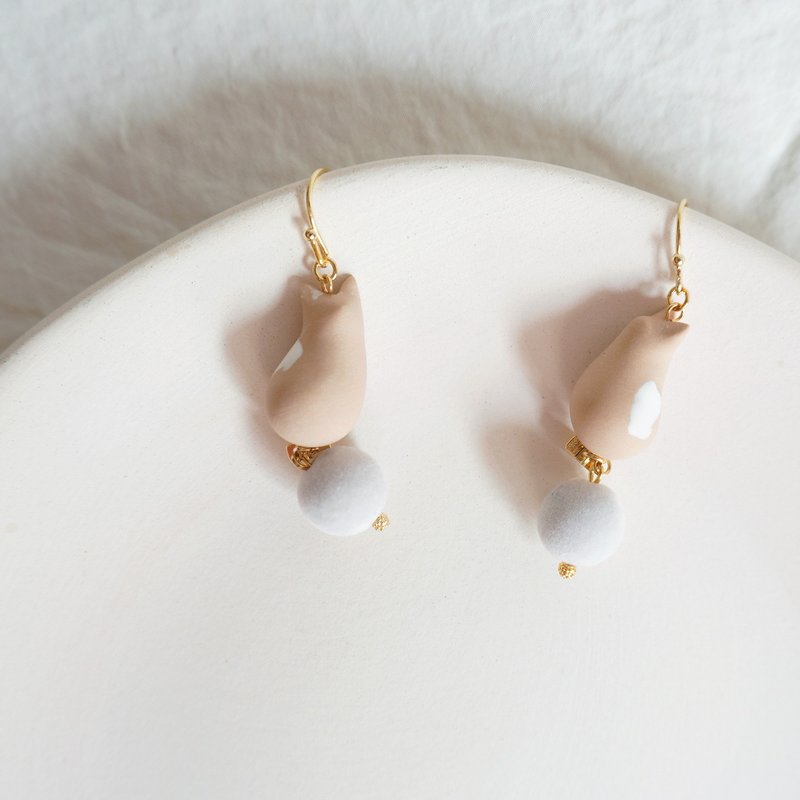 TeaTime  她的白色斑纹猫咪 米灰绒球款  耳环耳夹 - 耳环/耳夹 - 粘土 