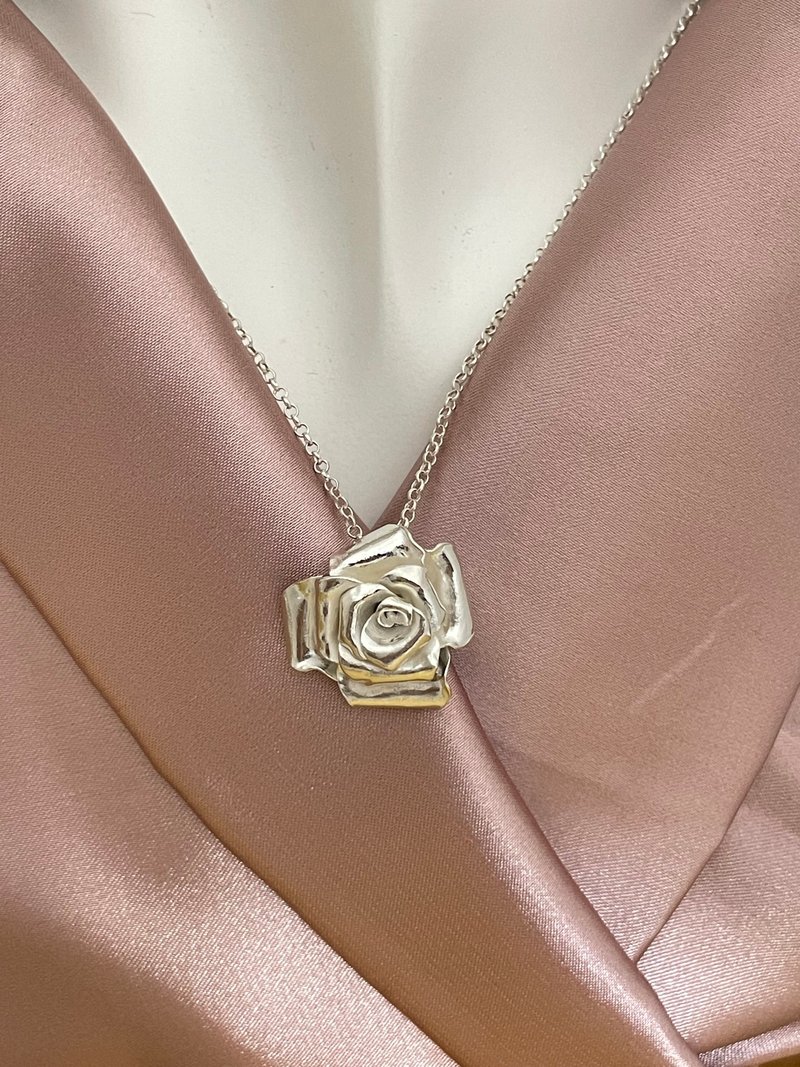 999纯银玫瑰坠 99纯银项链 花若盛开蝴蝶自来 项链 坠子 手工银饰 - 项链 - 纯银 银色