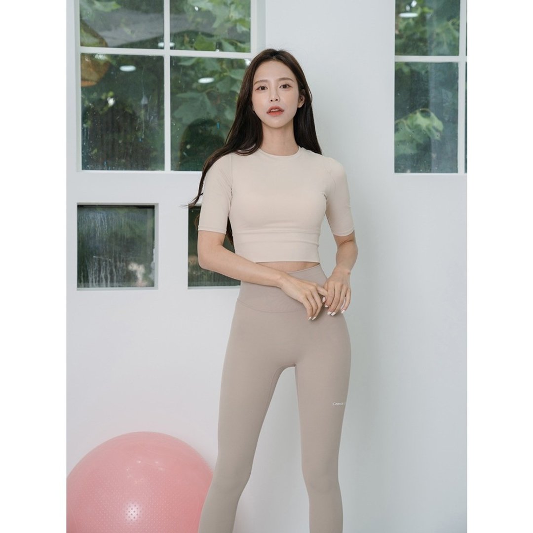 【GRANDELINE】合身剪裁短袖罩衫 - 浅杏 - ST469 - 女装瑜珈服 - 聚酯纤维 白色