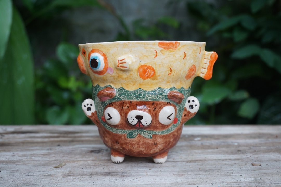 Ceramic pot, brown bear, goldfish carrying - 花瓶/陶器 - 瓷 咖啡色