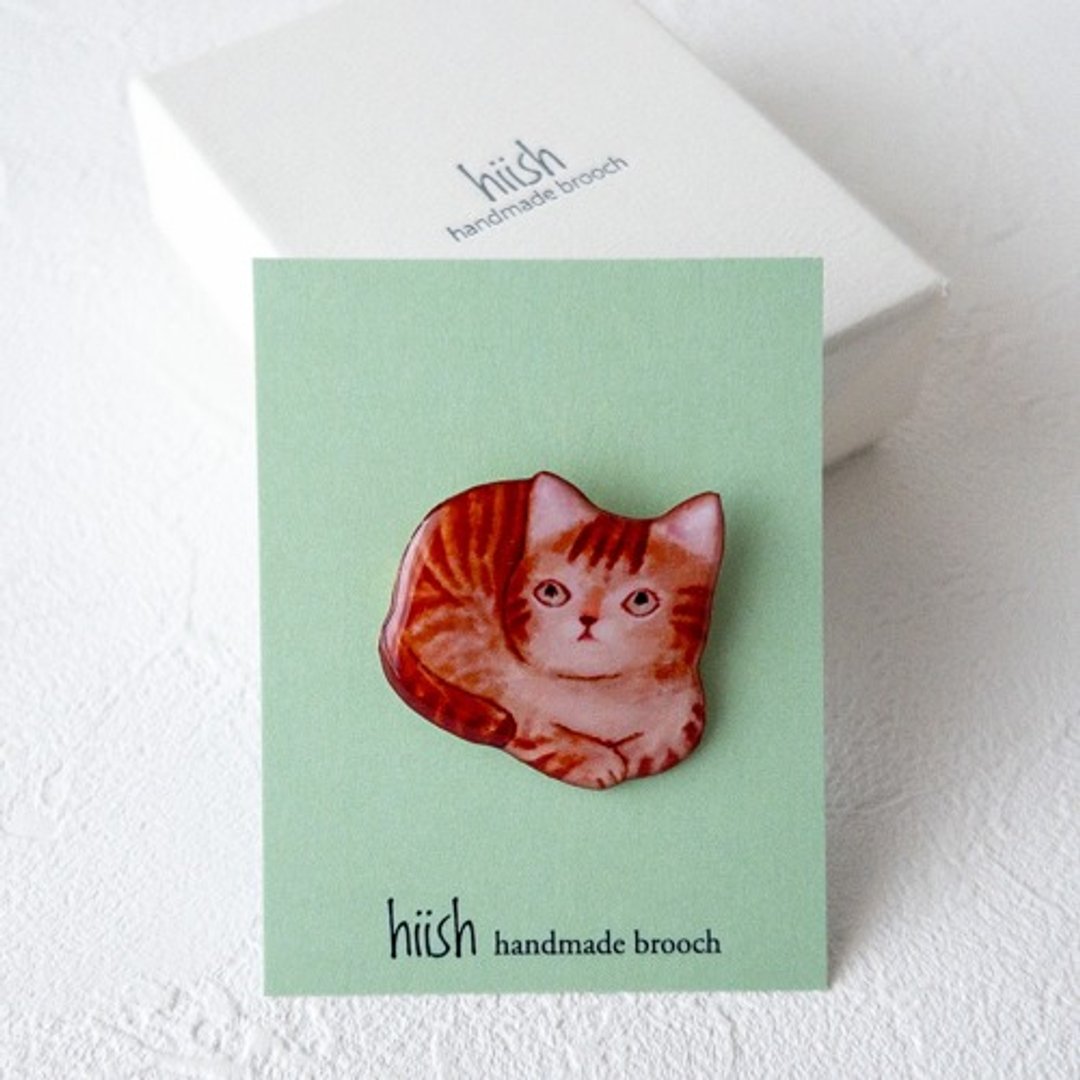猫咪在暖桌旁打盹胸针 (橘猫) - 胸针 - 塑料 
