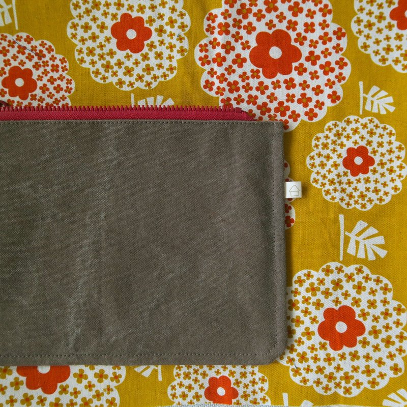 内有秘密 帆布收纳袋 | 花花圆舞曲 - 化妆包/杂物包 - 棉．麻 咖啡色