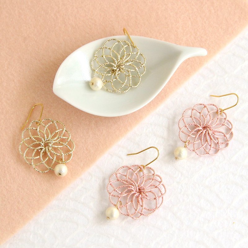 japanese traditional style pierce earring / mizuhiki / japan / flower /gold - 耳环/耳夹 - 丝．绢 金色