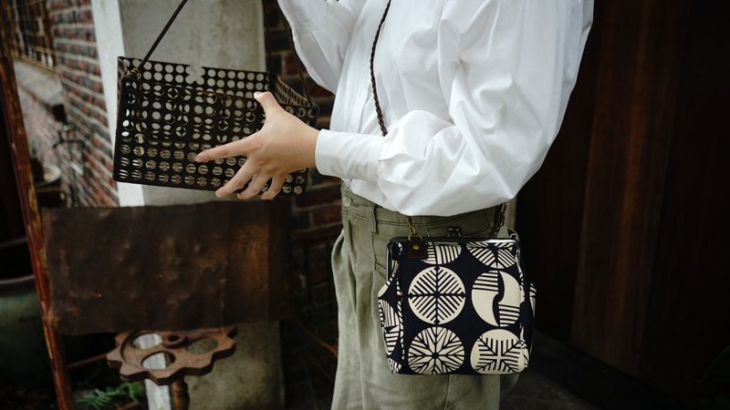 肩背包/斜背包/口金包/大河伊砂滚边口金包 - 侧背包/斜挎包 - 棉．麻 