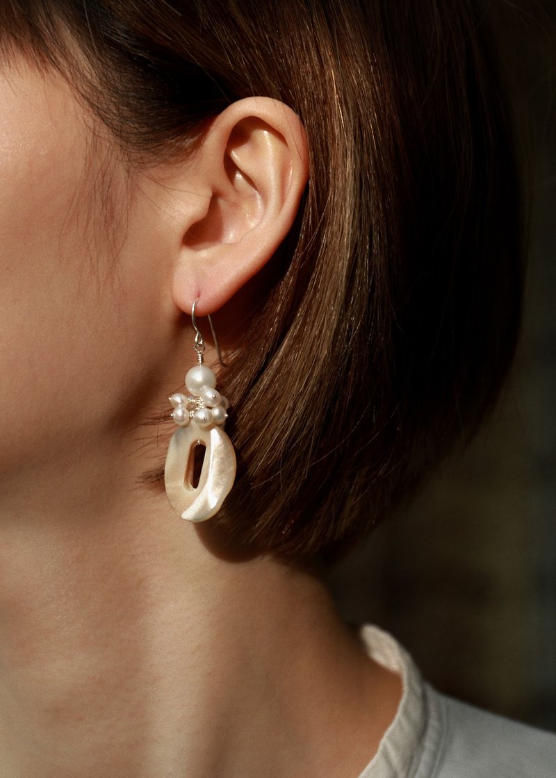椭圆贝壳珍珠耳环 - 可作夹式耳环 - 耳环/耳夹 - 其他金属 白色