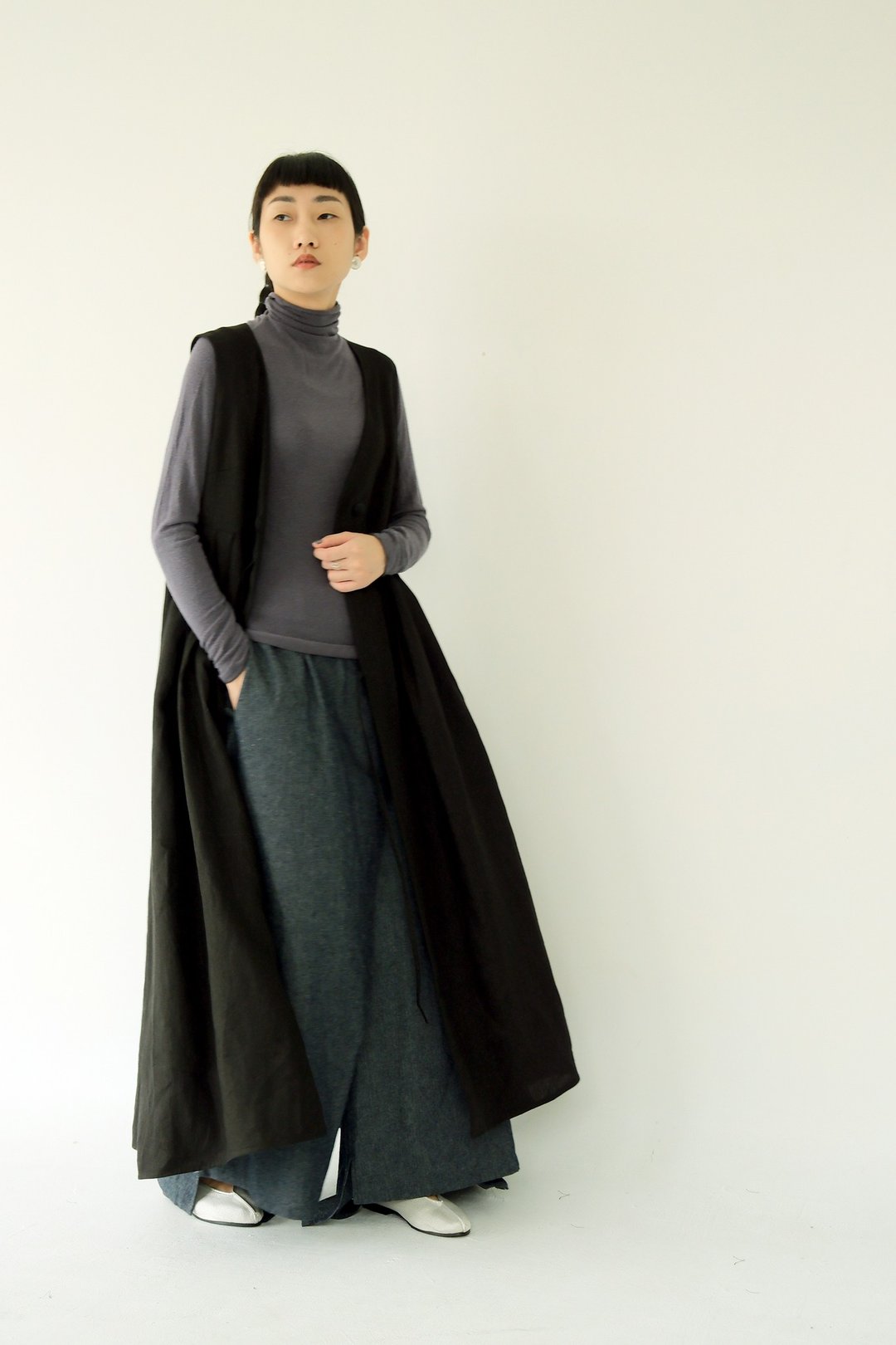 川 衣 WEAR BEING  V领百折背心长洋装 黑色亚麻 - 女装背心 - 亚麻 黑色