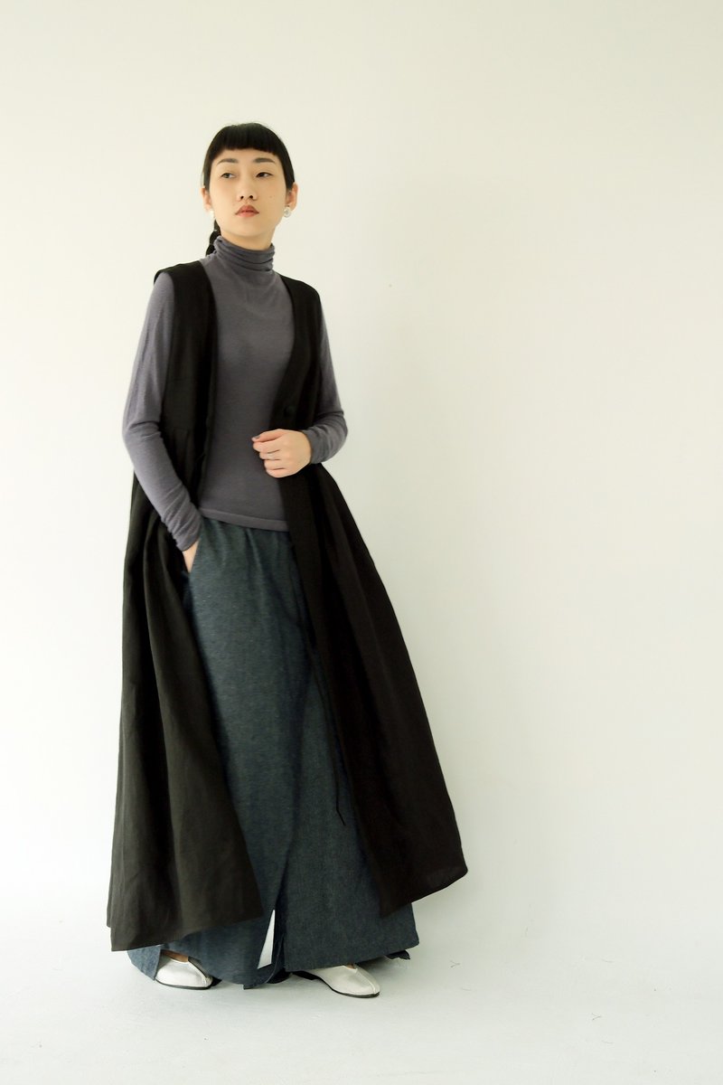 川 衣 WEAR BEING  V领百折背心长洋装 黑色亚麻 - 女装背心 - 亚麻 黑色