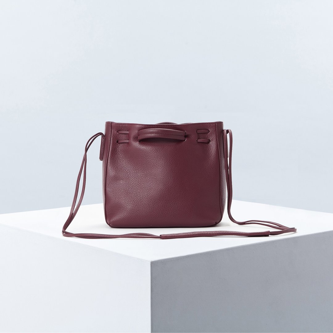 Clyde Cloud XS Leather Bucket Bag in Aubergine Color - 束口袋双肩包 - 真皮 红色