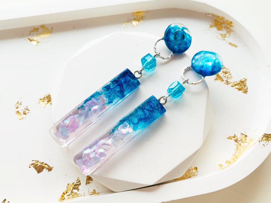 Hanging blue resin earrings with seashells, Ocean drop earrings, Wedding jewelry - 耳环/耳夹 - 树脂 蓝色