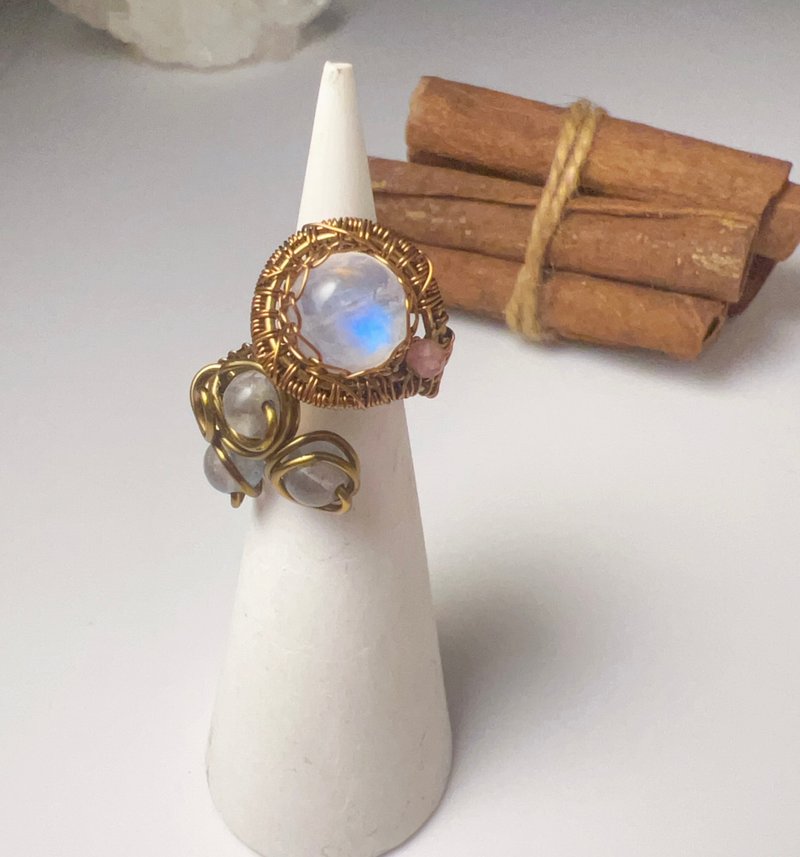 **月轮之舞** 月光石铜编戒指 - 戒指 - 宝石 蓝色