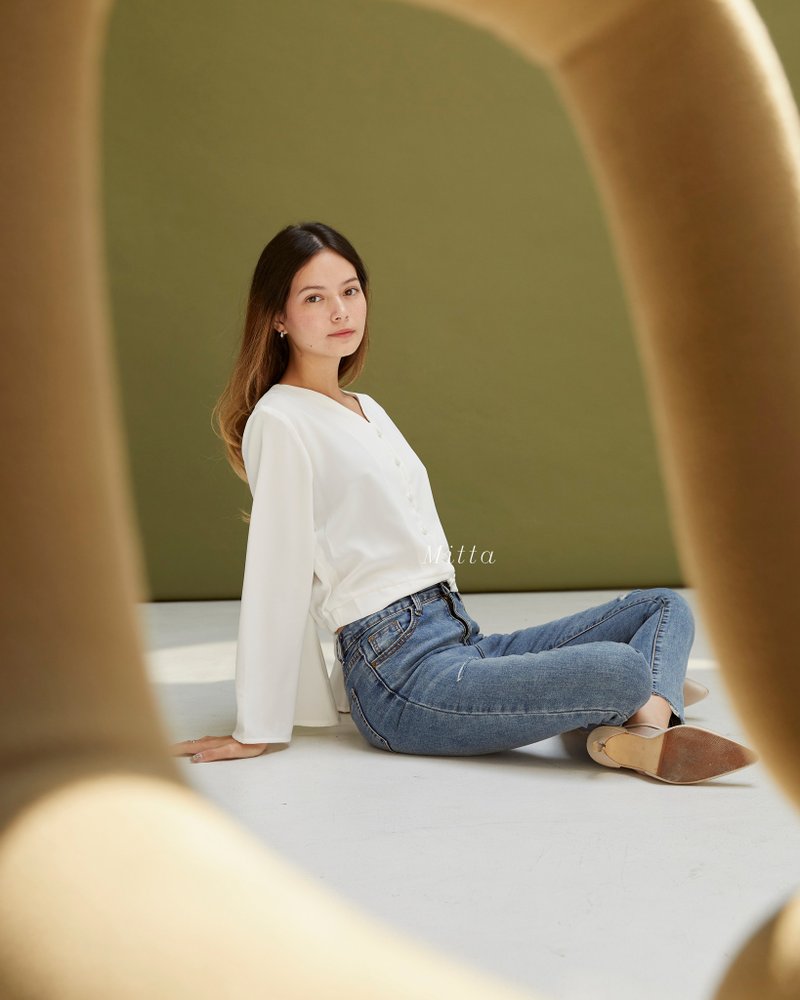 Butterfly blouse - Women's long sleeved blouse - Mitta - 女装上衣 - 聚酯纤维 白色