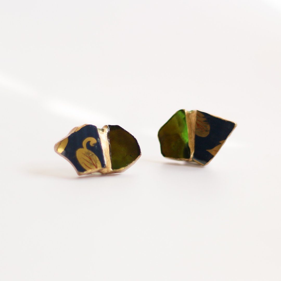 Imari ware Kintsugi earrings Clip-On / leaf pattern navy traditional craft pottery stained glass - 耳环/耳夹 - 瓷 蓝色