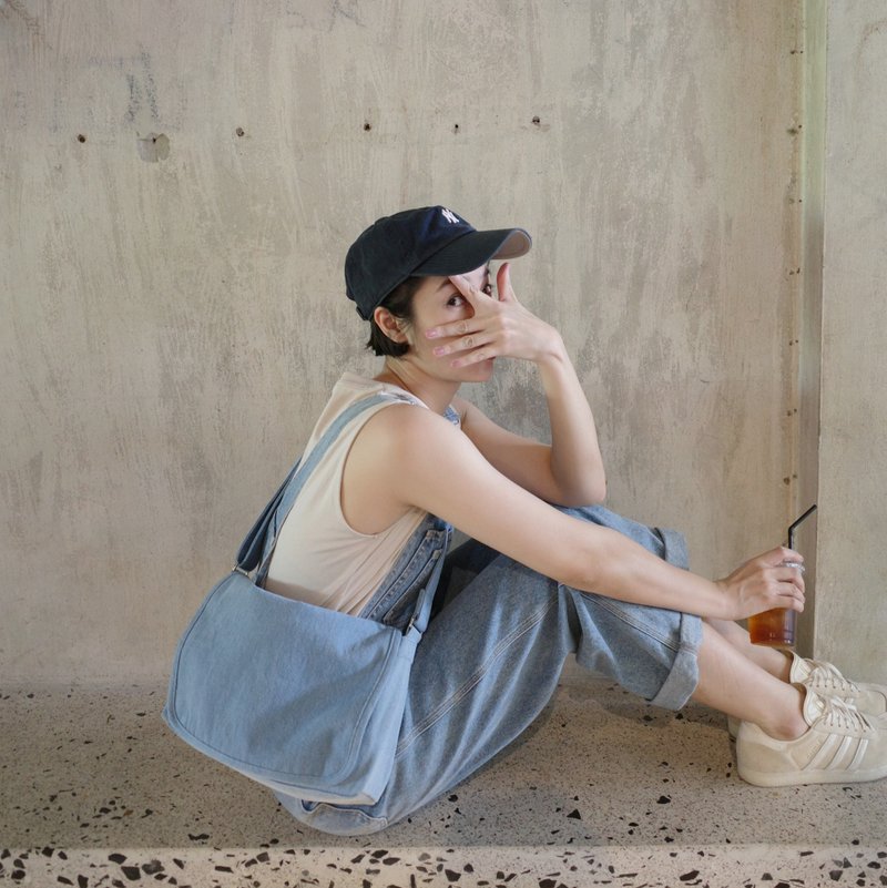 Midi 斜背包 - 浅蓝色牛仔裤斜背包 WHITEOAKFACTORY 帆布 - 侧背包/斜挎包 - 棉．麻 蓝色