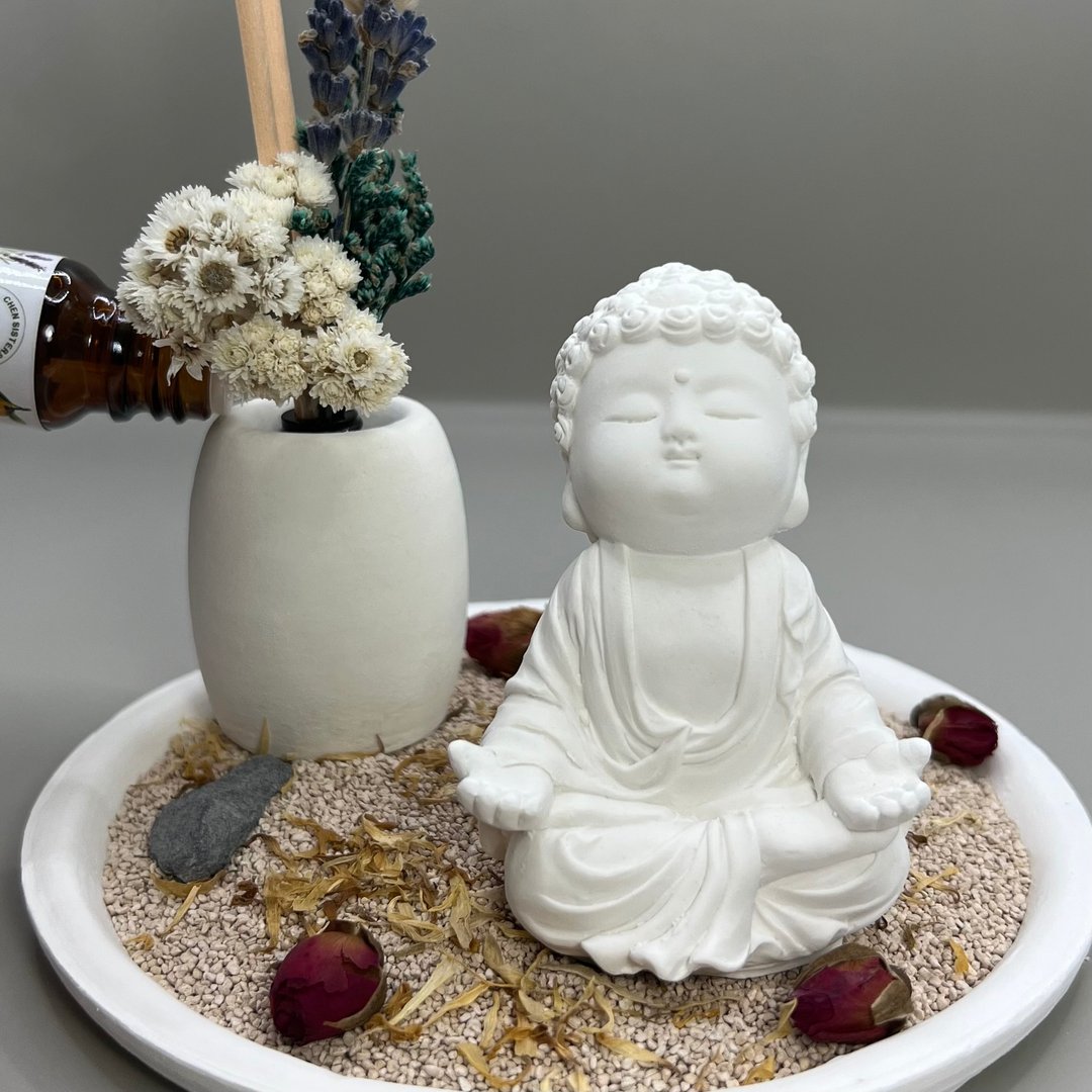 24HR 净念吉祥小佛(衲静) 永生花圆盘组合 艺术香氛扩香 精油香氛 - 香薰/精油/线香 - 水泥 白色